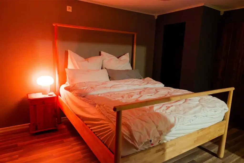 Stimmungsvolles Schlafzimmer im Hus Lönnbacka in Småland – Ferienhaus in Schweden mit gemütlicher Beleuchtung