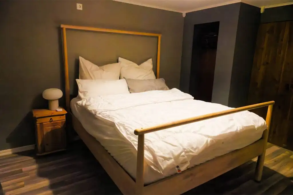 Komfortables Doppelbett im Hus Lönnbacka in Småland – Ferienhaus in Schweden für erholsamen Urlaub