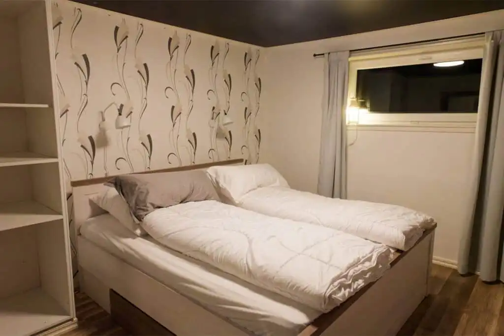 Gemütliches Schlafzimmer im Hus Lönnbacka in Småland – Ferienhaus in Schweden mit komfortablem Doppelbett