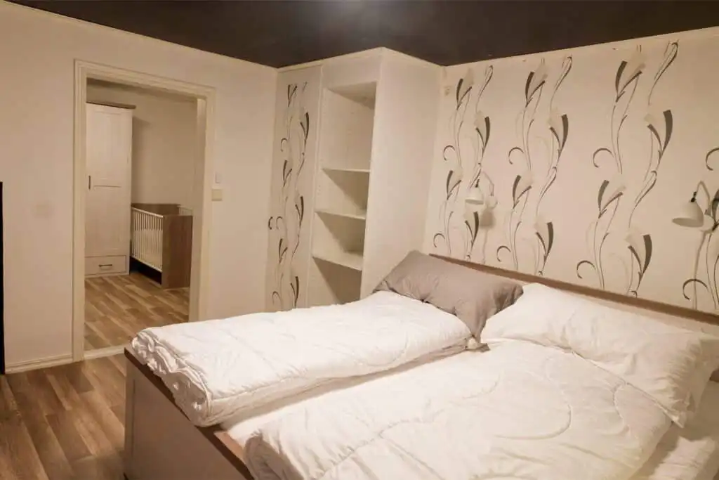 Schlafzimmer mit zwei Betten im Hus Lönnbacka in Småland – Ferienhaus in Schweden für Familien