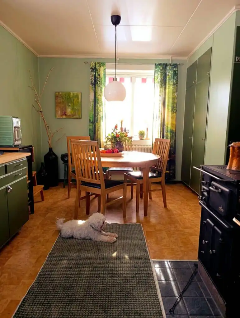Küche mit Essplatz im Hus Fee in Småland – Ferienhaus in Schweden ideal für Urlaub mit Hund