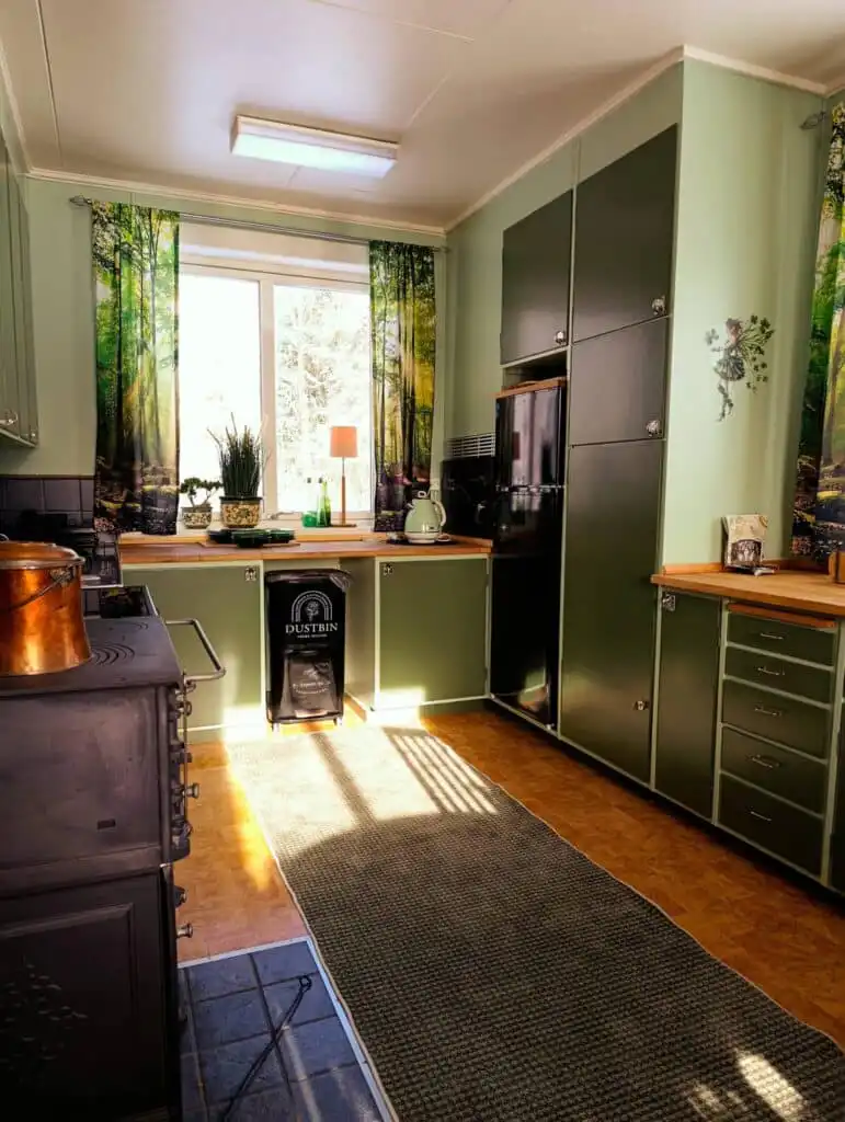 Küche im Hus Fee in Småland – schwedisches Ferienhaus mit Holzofen und moderner Küchenausstattung