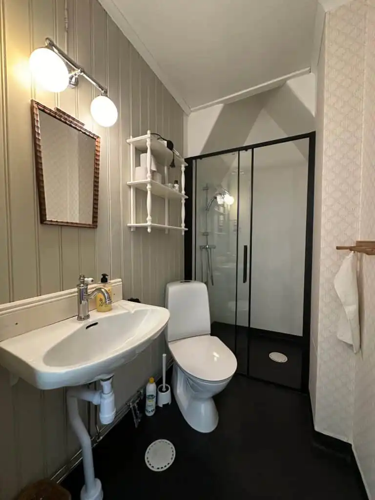 Modernes Badezimmer der Ferienwohnung Strömsberg in Uppland