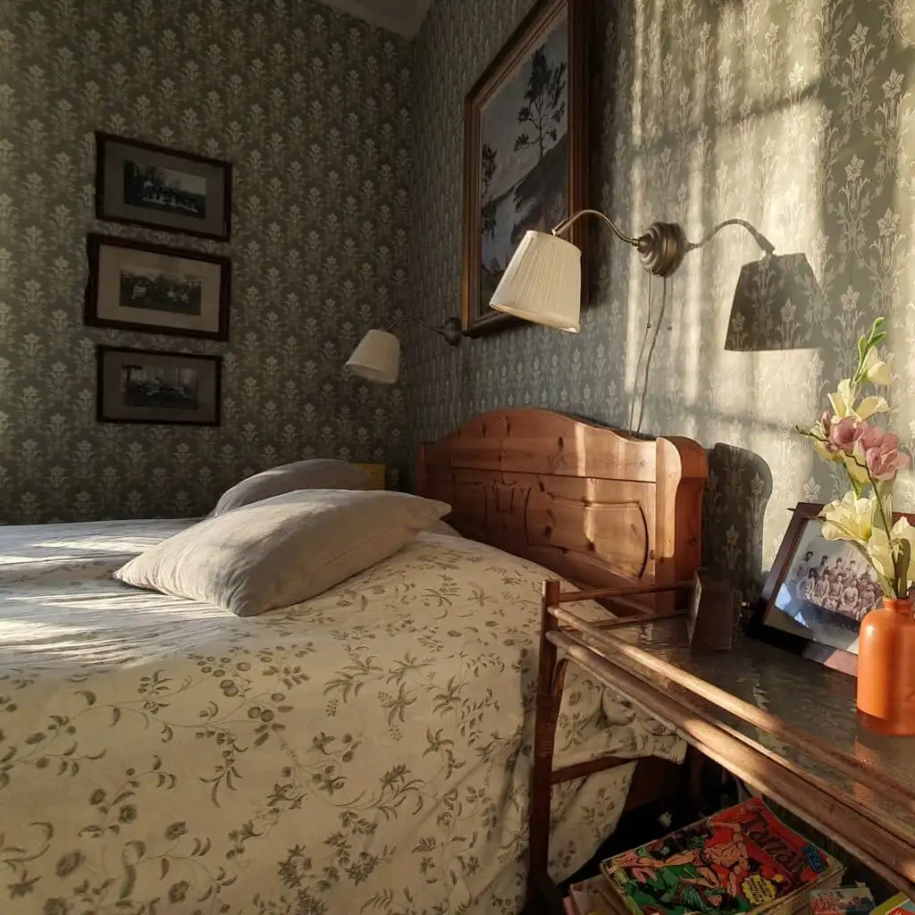Schlafzimmer mit Holzdetails in der Lägenhet Strömsberg, Uppland