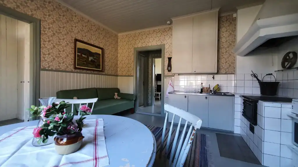 Essbereich und Küche der Lägenhet Strömsberg in Uppland