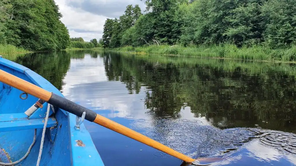 Bootstour auf dem Fluss bei Strömsberg in Uppland, Schweden