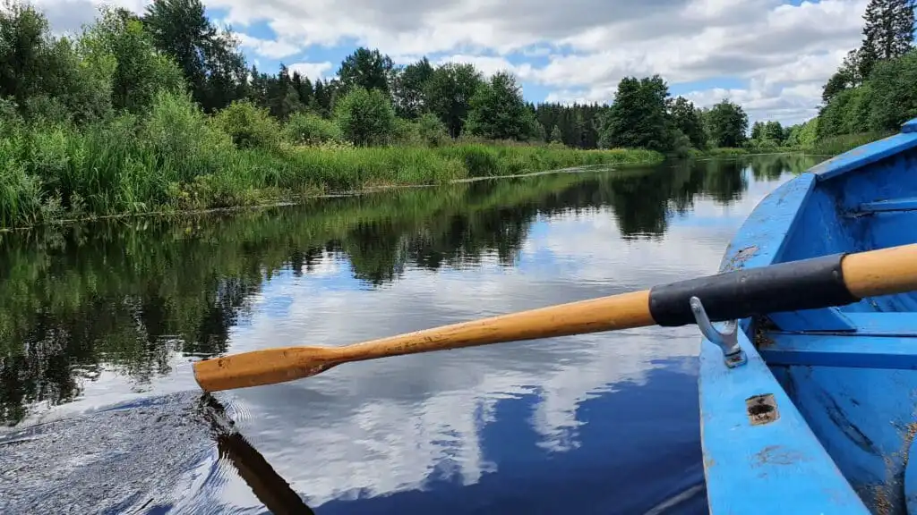 Bootstour auf dem Fluss bei Strömsberg in Uppland, Schweden