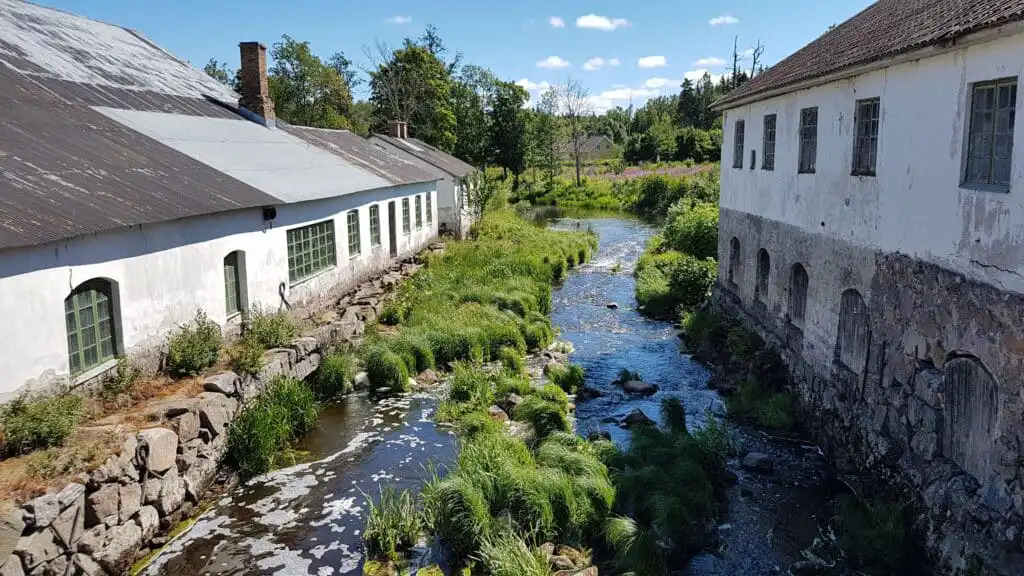 Gebäudeensemble am Wasser in Strömsberg, Region Uppland, Schweden