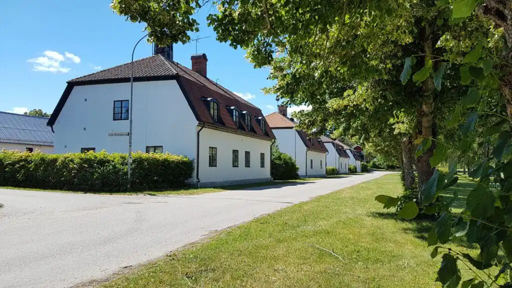 Weißes Wohnhaus in Strömsberg nahe Lägenhet Strömsberg, Uppland