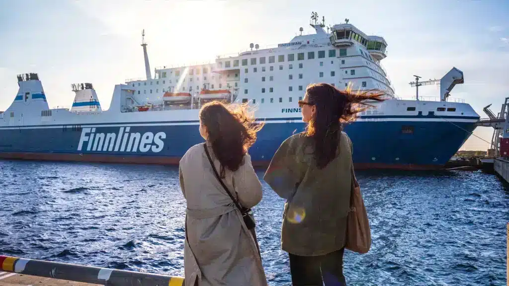 Reisende vor einer Finnlines Fähre – entspannte Anreise nach Schweden mit dem eigenen Auto