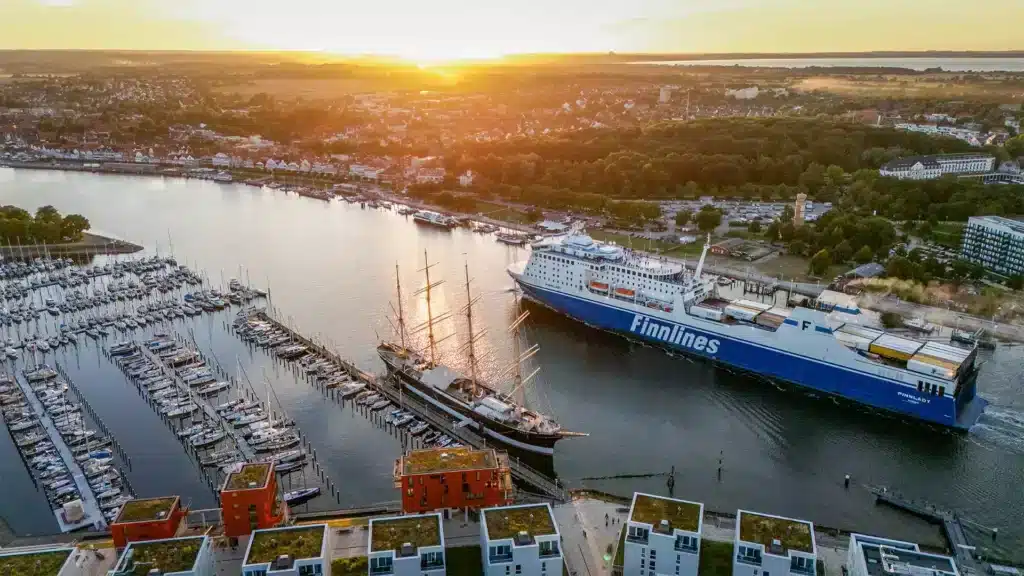 Finnlines Fähre im Hafen von Travemünde bei Sonnenuntergang – Anreise nach Schweden mit der Fähre