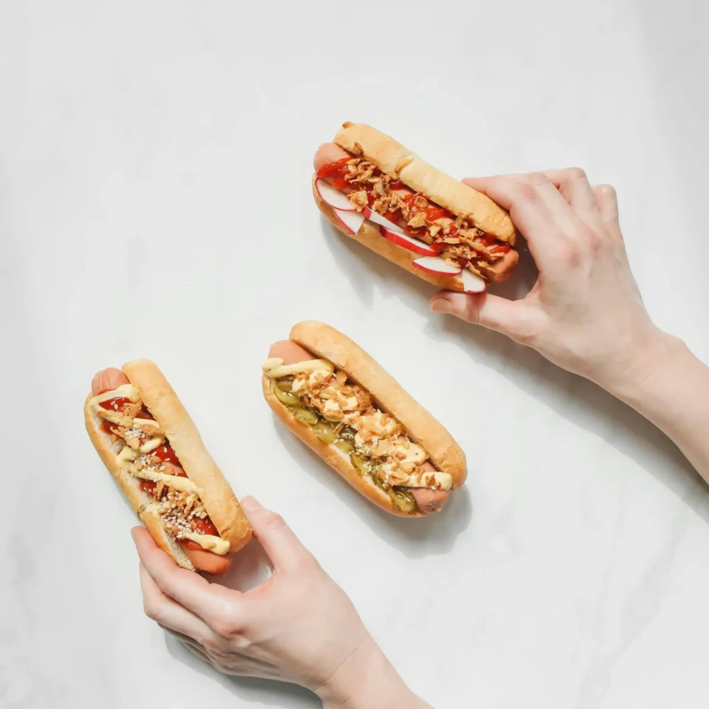 Typische schwedische Hotdogs mit Röstzwiebeln und Senf – beliebtes Fast Food in Schweden