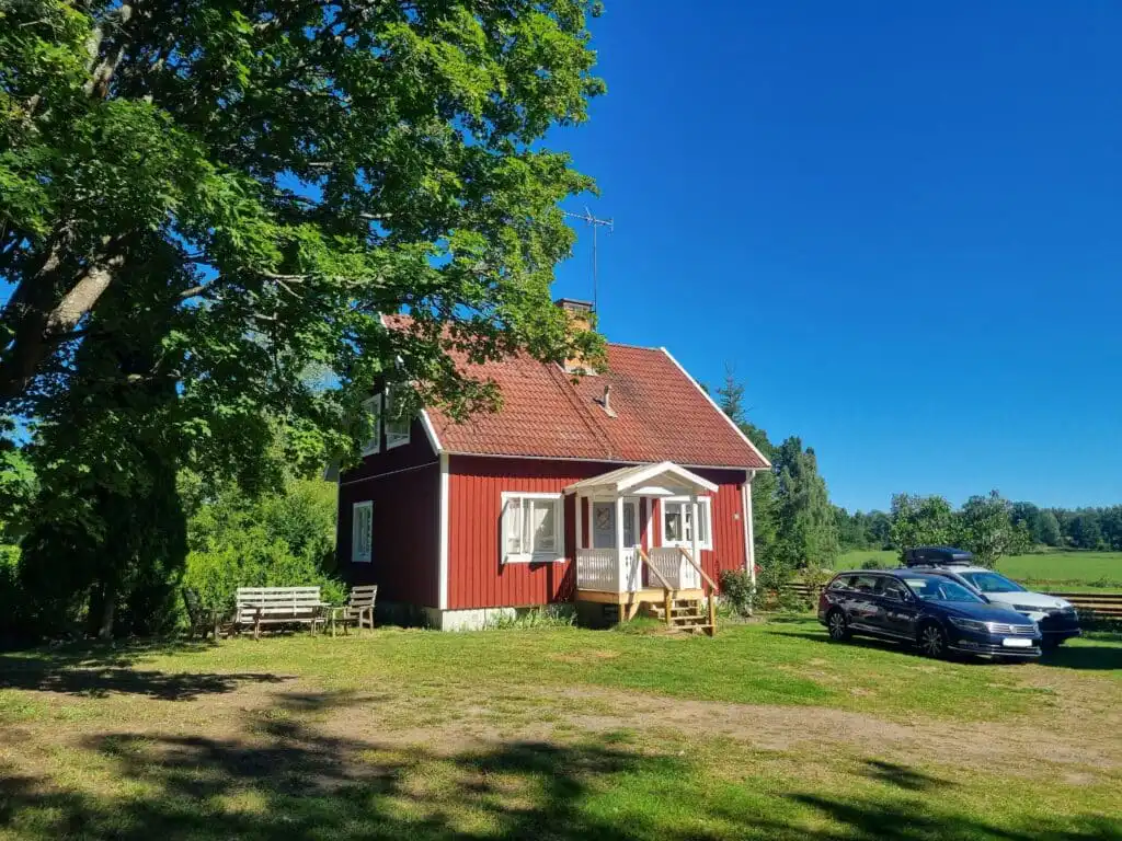 Hauptansicht vom Ferienhaus Hus Hörnsö – liebevoll renoviertes rotes Schwedenhaus im Naturpark in Småland