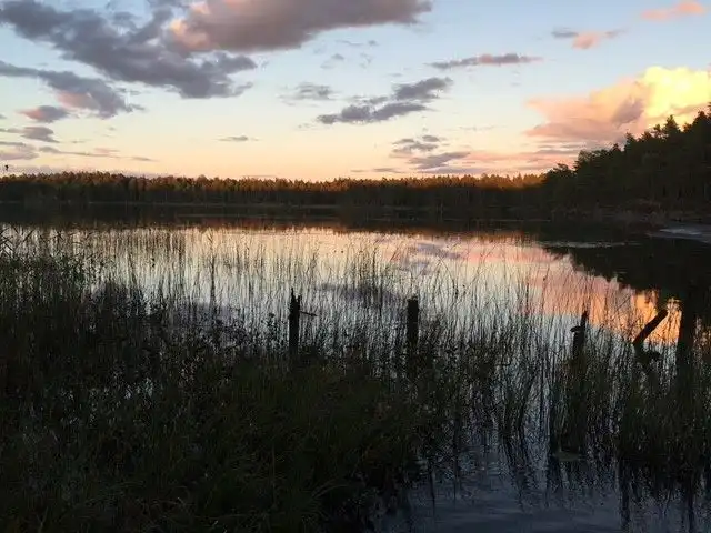 Sonnenuntergang über einem See in Småland – ruhige Natur rund um Villa Wildlycka in Vörserum