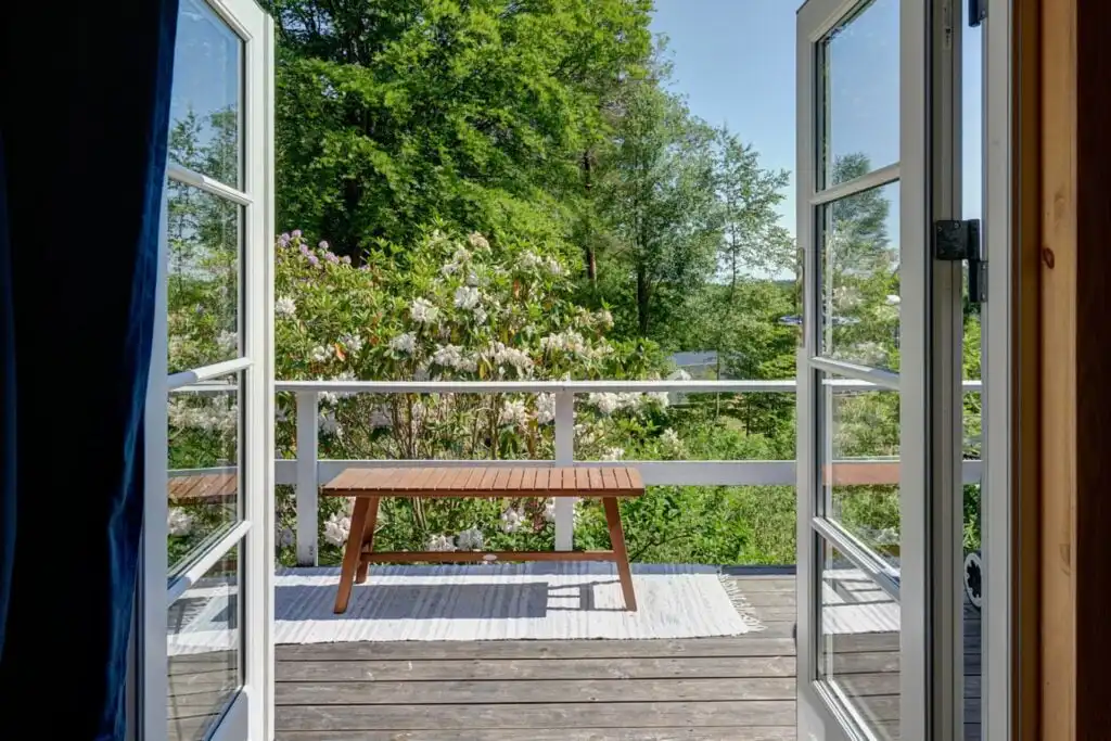 Terrasse am Ferienhaus Peaceful Getaway – gemütlicher Sitzplatz im Garten in Südschweden