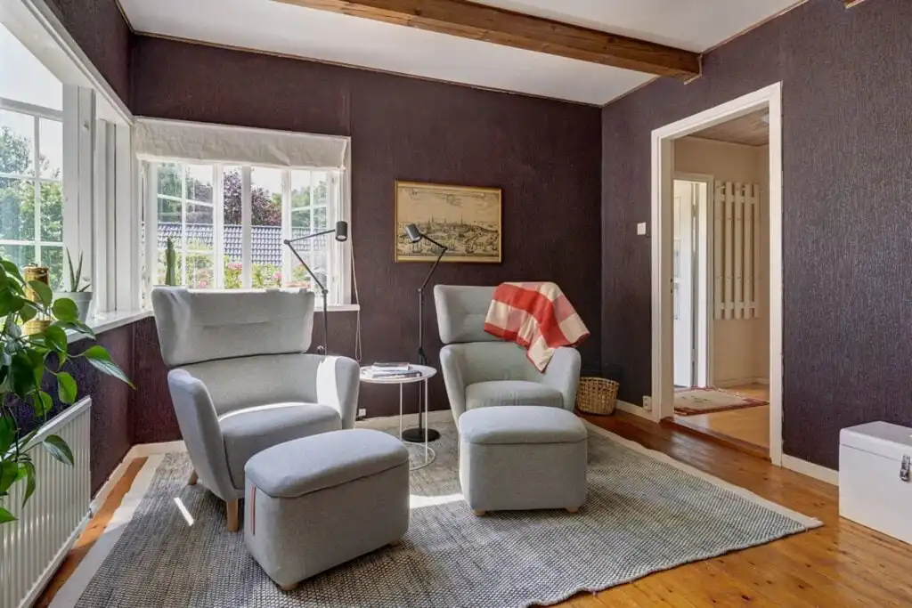Wohnzimmer mit Sofa im Ferienhaus Peaceful Getaway – gemütlicher Wohnbereich für Familienurlaub