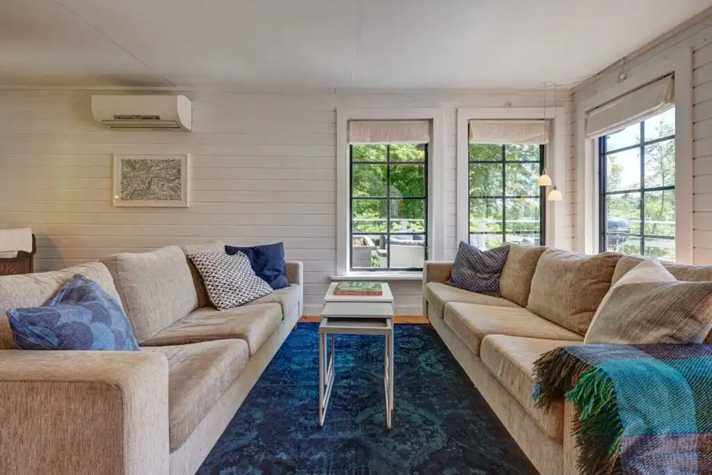Wohnzimmer im Ferienhaus Peaceful Getaway – offener Wohnraum mit viel Tageslicht