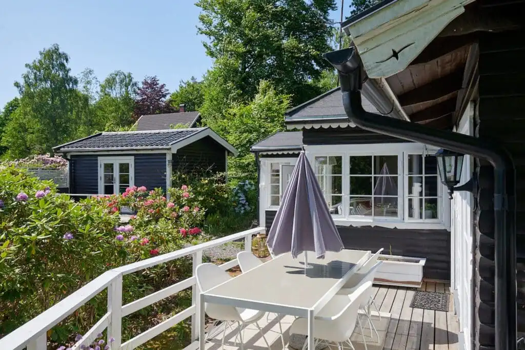 Terrasse mit Blick in den Garten beim Ferienhaus Peaceful Getaway – ruhige Lage in Südschweden