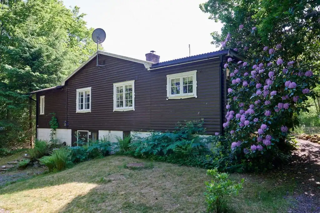 Terrasse mit Blick in den Garten beim Ferienhaus Peaceful Getaway – ruhige Lage in Südschweden