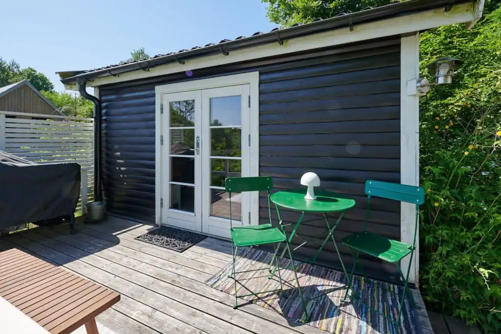 Terrasse und Garten beim Ferienhaus Peaceful Getaway – Ferienhaus in Åsljunga mit zusätzlicher Stuga in den Sommermonate
