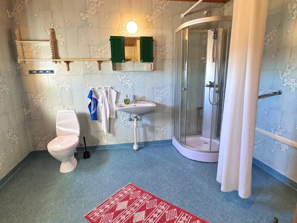 Badezimmer im Ferienhaus Stora Hultet in Småland nahe Vimmerby mit Dusche und Tageslicht