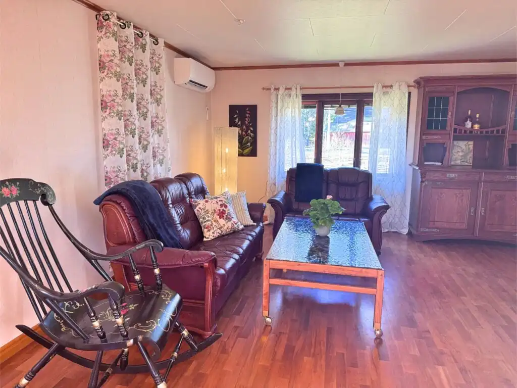 Wohnbereich mit Sitzmöbeln im Ferienhaus Stora Hultet in Småland mit gemütlicher Atmosphäre
