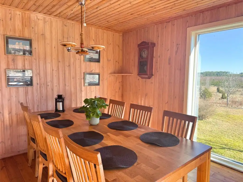 Offene Küche im Ferienhaus Stora Hultet in Småland bei Vimmerby mit Holzinterieur