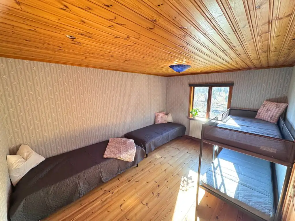 Schlafzimmer mit Holzdecke Ferienhaus Småland Vimmerby