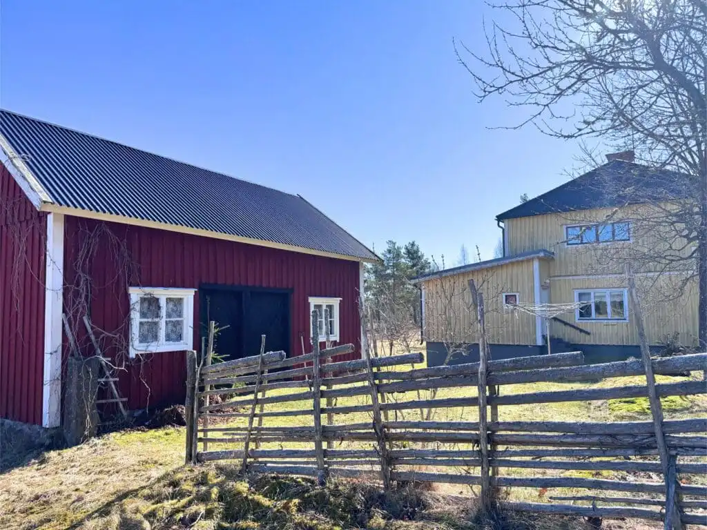 Rückansicht vom Ferienhaus Stora Hultet in Småland mit Balkon und Garten