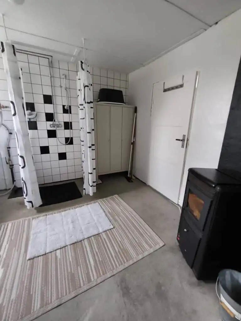 Badezimmer mit Dusche Ferienhaus Hammerstrand Jämtland modern