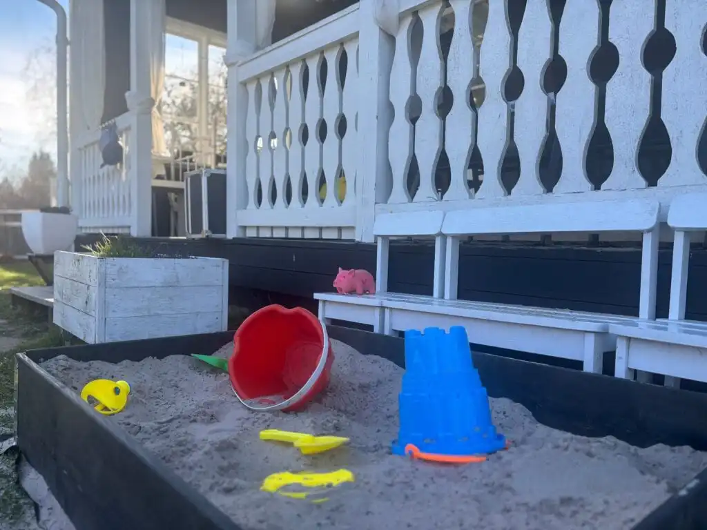 Gartenbereich mit Spielmöglichkeiten für Kinder am Ferienhaus Ryd in Småland