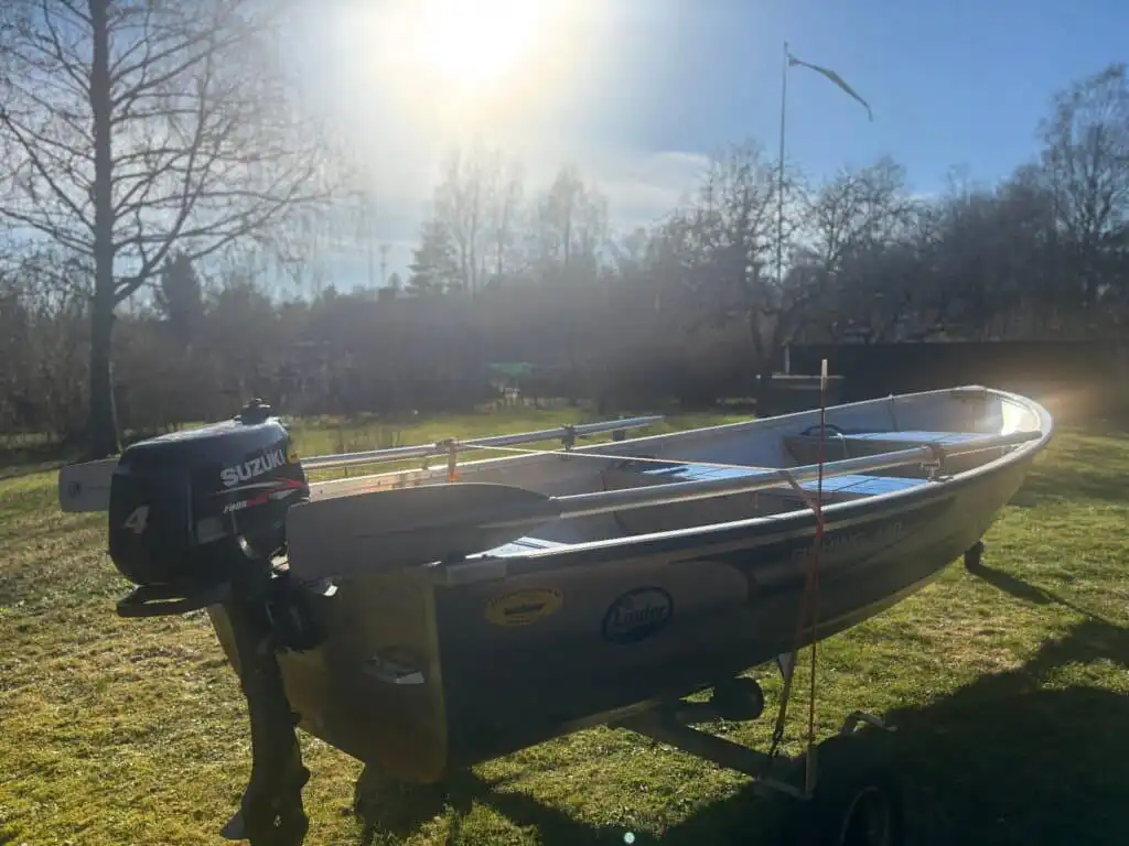 Motorboot für Ausflüge und Angelurlaub am See in Småland