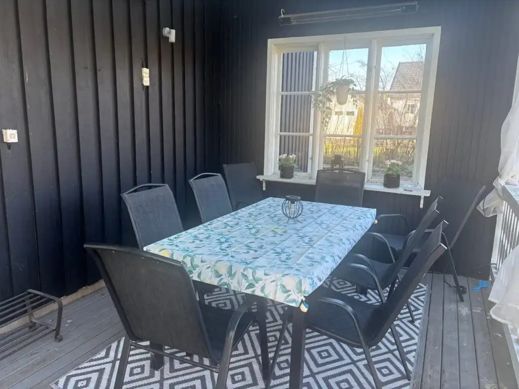 Terrasse mit Sitzbereich am Ferienhaus in Småland für entspannte Abende