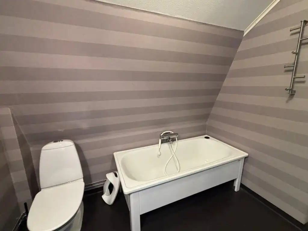 Badezimmer im Ferienhaus in Småland mit moderner Ausstattung
