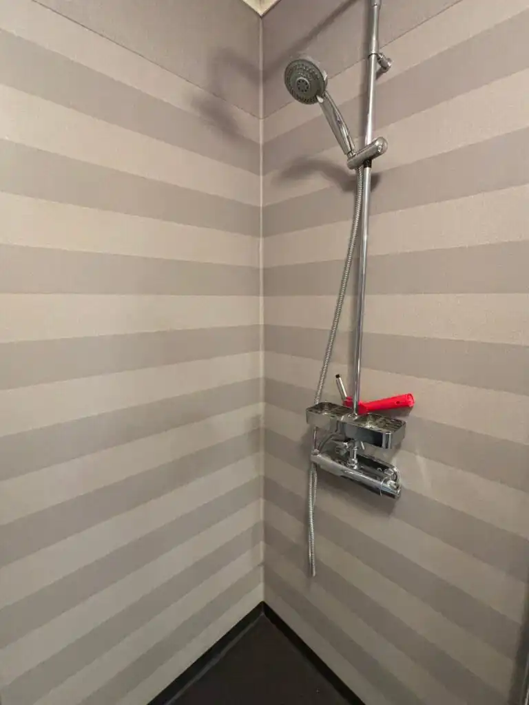 Dusche im Ferienhaus Ryd in Småland mit moderner Ausstattung