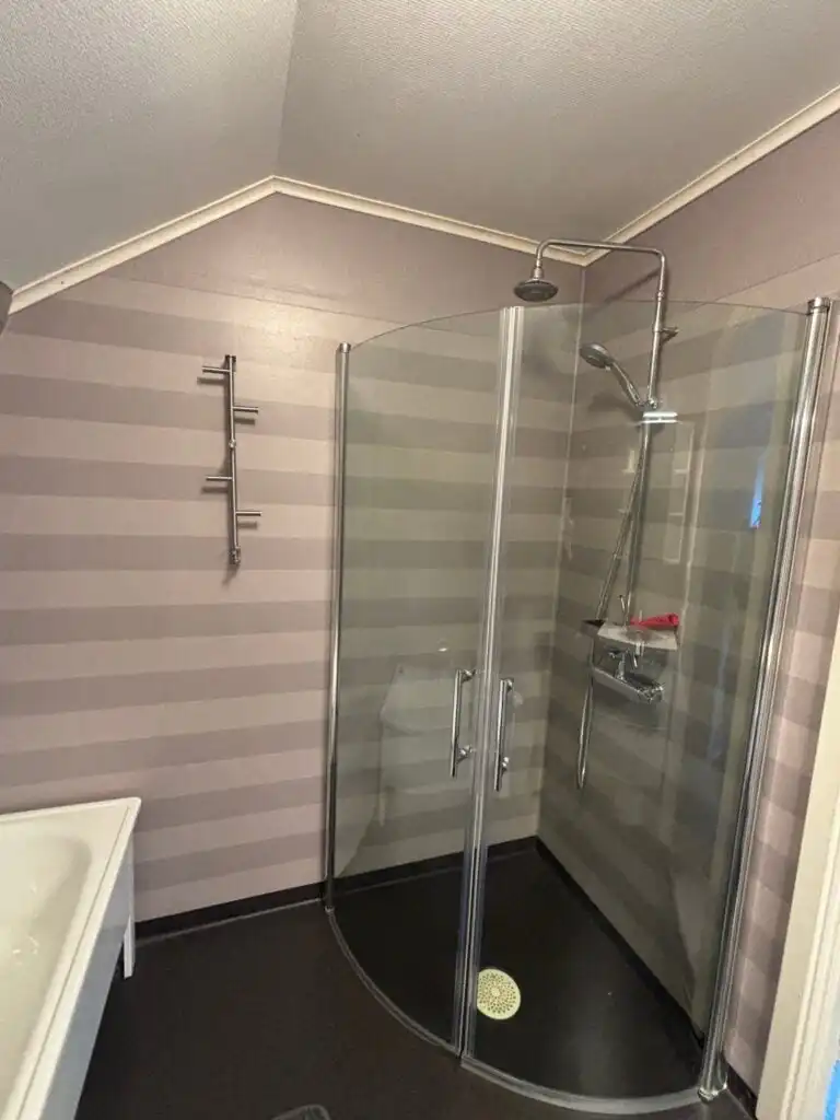 Badezimmer mit Dusche im familienfreundlichen Ferienhaus in Småland