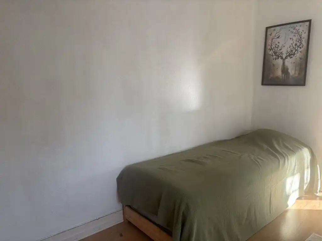 Schlafzimmer mit Einzelbett im Ferienhaus in Ryd in Småland