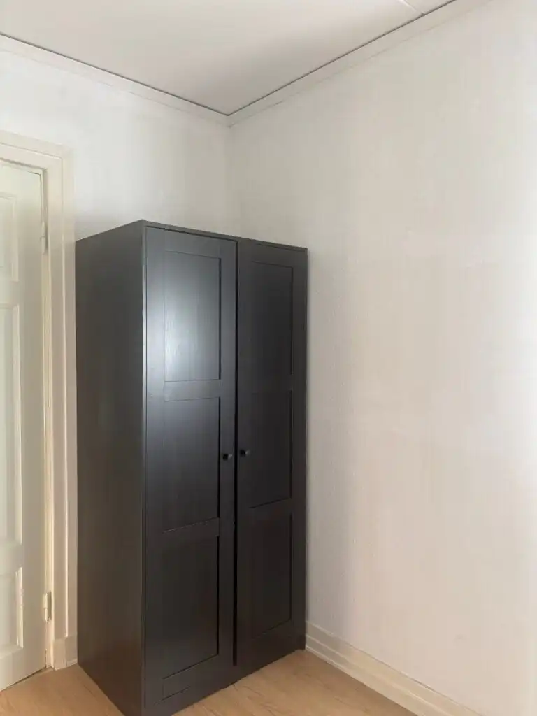 Kleiderschrank im Schlafzimmern