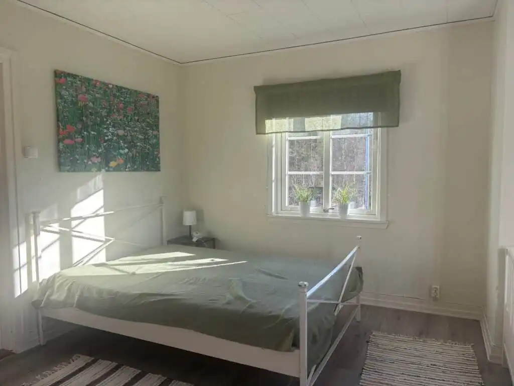 Schlafzimmer mit Doppelbett im Ferienhaus in Småland