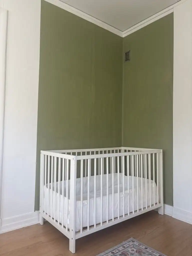 Kinderzimmer mit Babybett im Ferienhaus Ryd in Småland