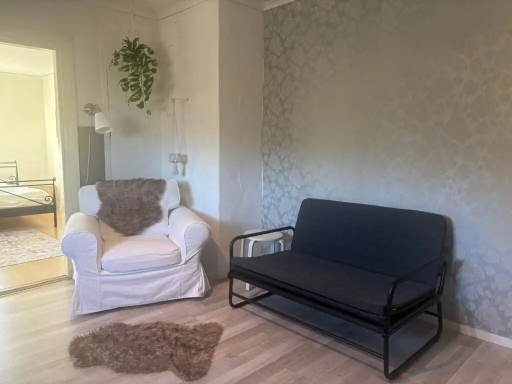 Gemütliches Wohnzimmer im Ferienhaus Ryd mit Sofa und Sitzecke