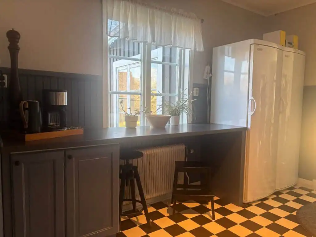 Küche mit Essbereich im familienfreundlichen Ferienhaus in Småland