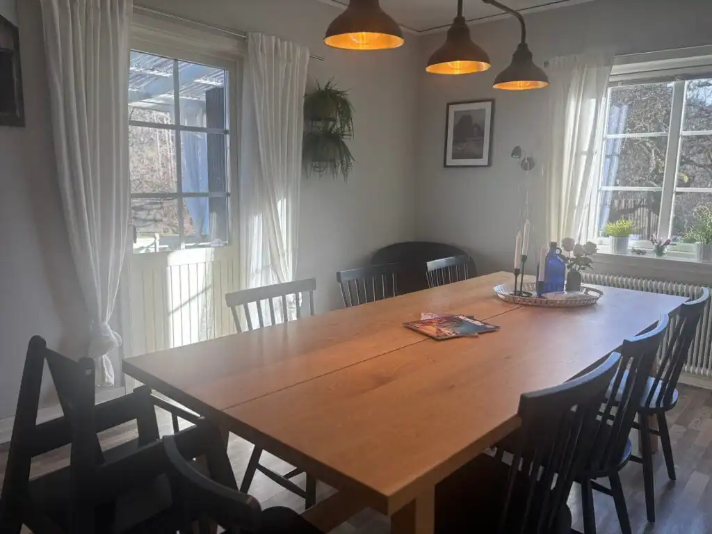 Holzesstisch im Ferienhaus in Småland für Familien und Gruppen