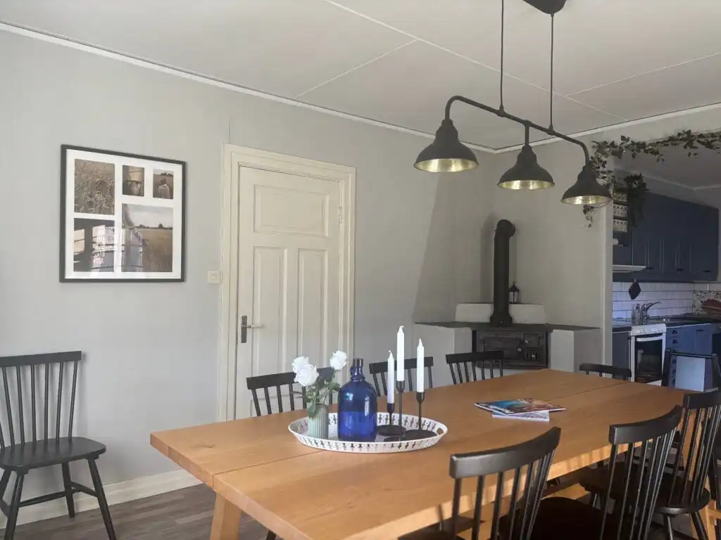Heller Essbereich mit angrenzender Küche im Ferienhaus in Småland