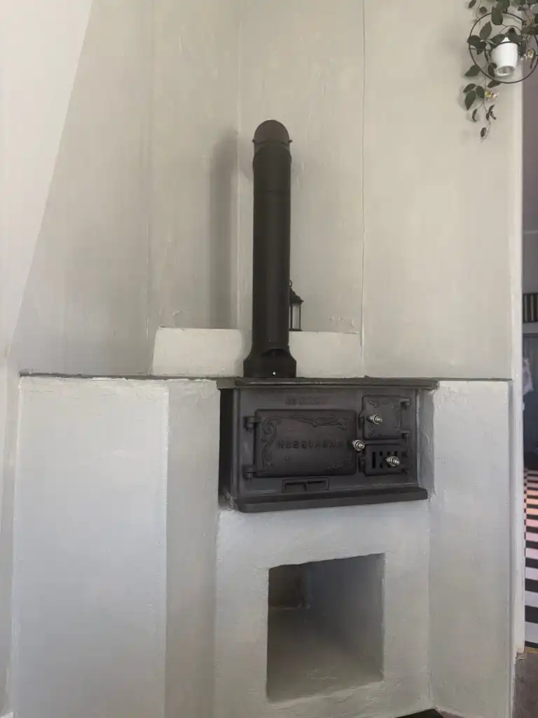 Schlanker Kaminofen im Ferienhaus Ryd für gemütliche Wärme
