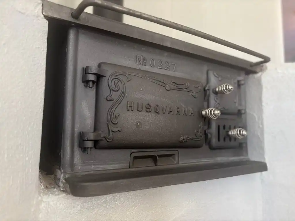 Detail des Ofens im Ferienhaus in Småland mit rustikalem Charakter