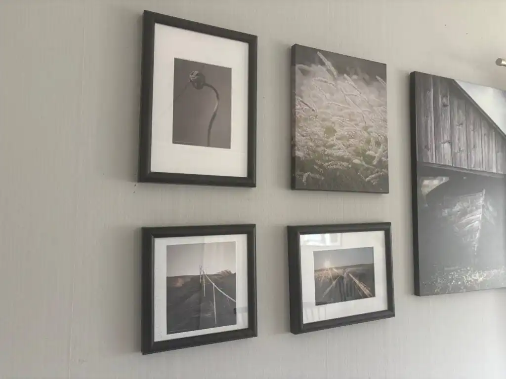 Dekorative Bilderwand im Ferienhaus Ryd mit schwedischem Wohnstil