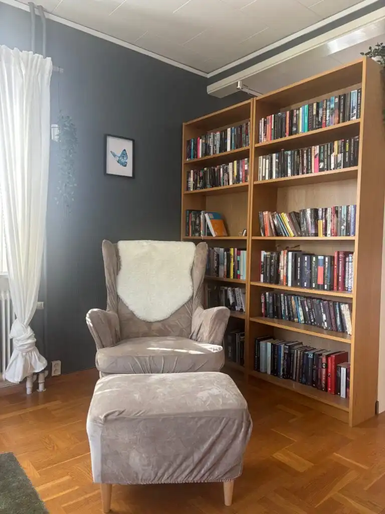 Wohnzimmer mit Bücherregal im Ferienhaus Ryd für entspannte Stunden