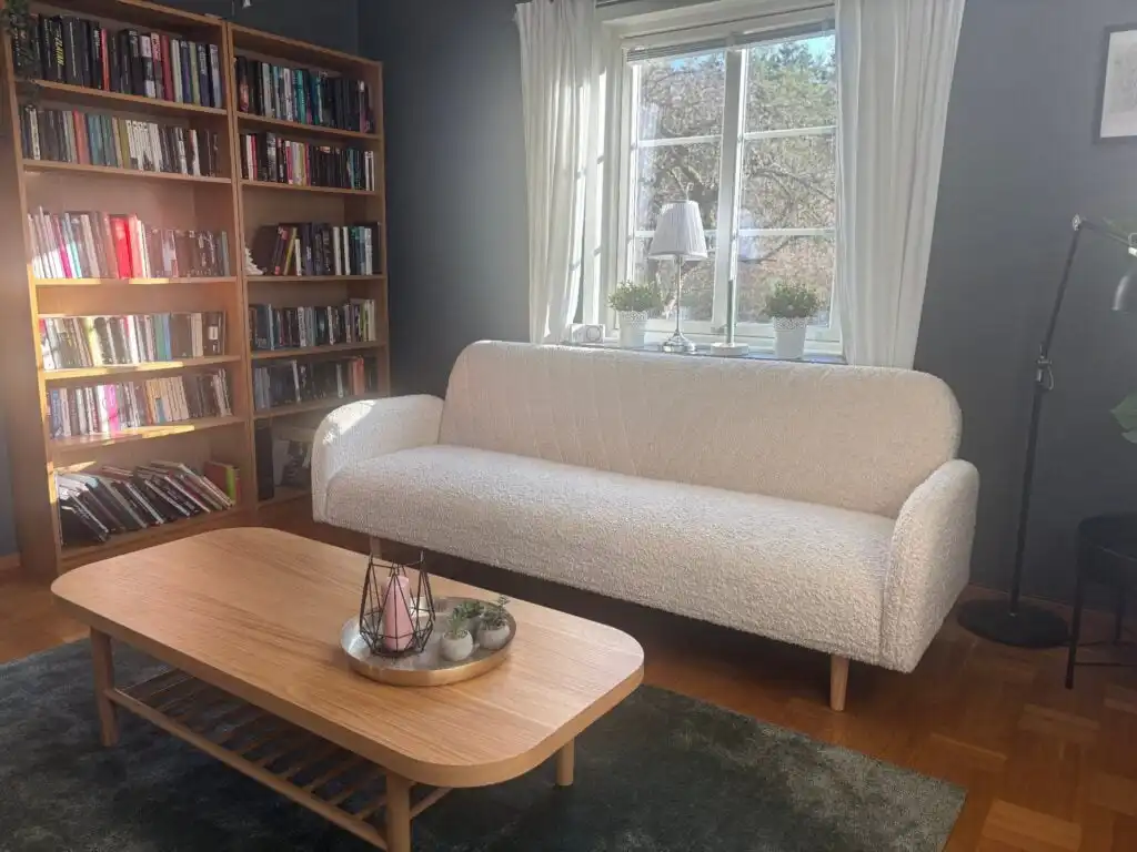 Gemütliches Sofa im Wohnbereich des Ferienhauses in Småland