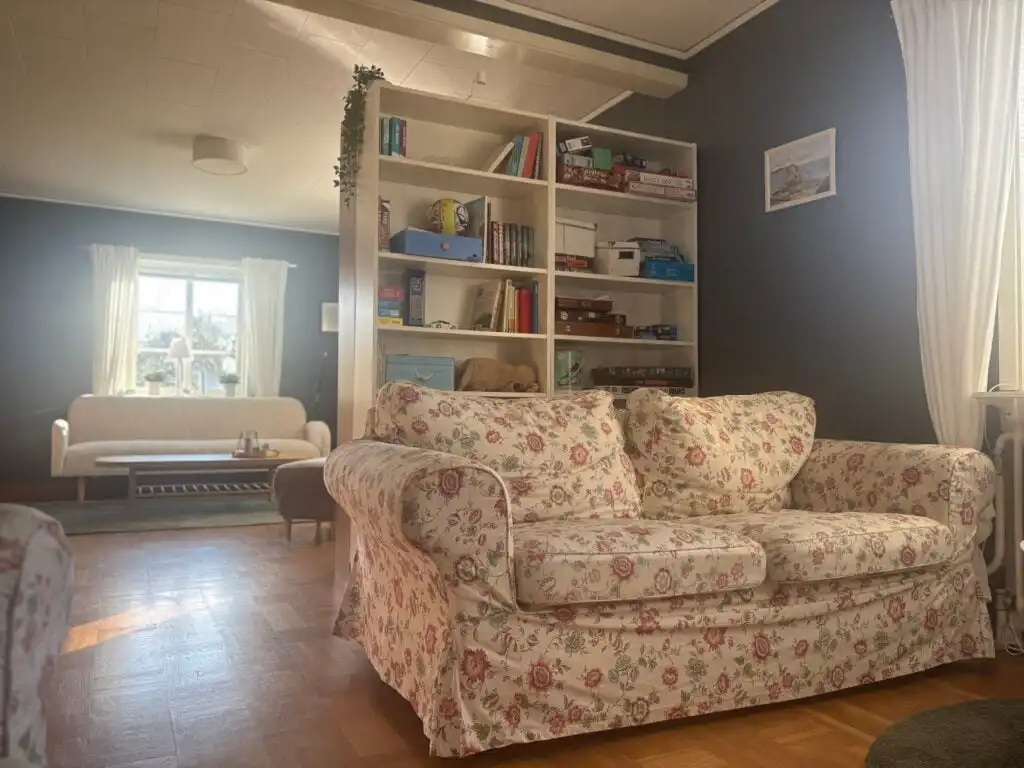 Wohnbereich mit Sesseln im Ferienhaus in Småland zum Entspannen